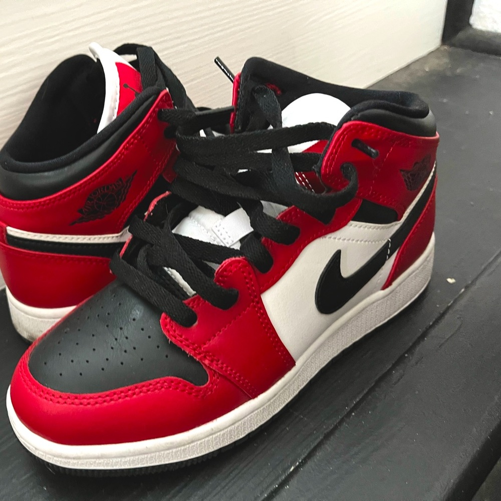Jordan 1 Mid Chicago Black Toes